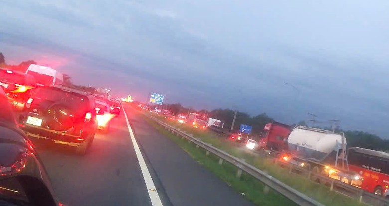 Hai tuyến cao tốc cửa ngõ TP.HCM quá tải, ùn ứ hơn 3 giờ- Ảnh 5. Hai tuyến cao tốc cửa ngõ TP.HCM quá tải, ùn ứ hơn 3 giờ- Ảnh 5.