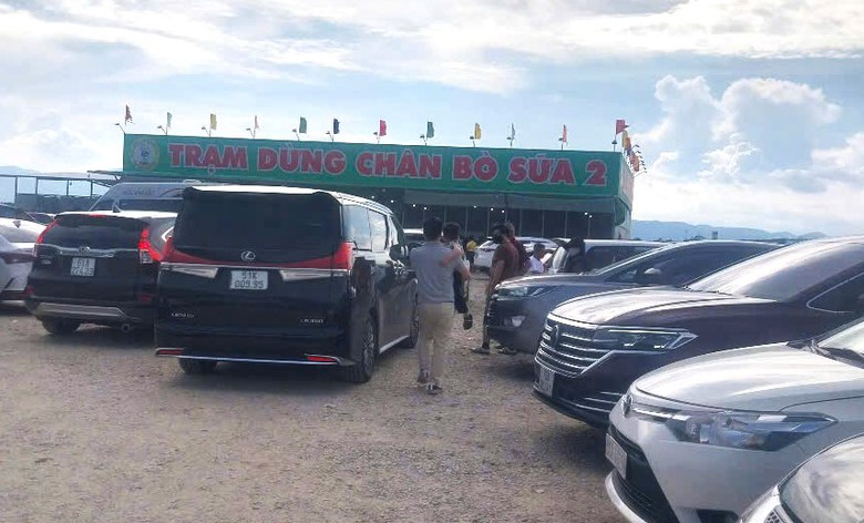 Hai tuyến cao tốc cửa ngõ TP.HCM quá tải, ùn ứ hơn 3 giờ- Ảnh 2. Hai tuyến cao tốc cửa ngõ TP.HCM quá tải, ùn ứ hơn 3 giờ- Ảnh 2.