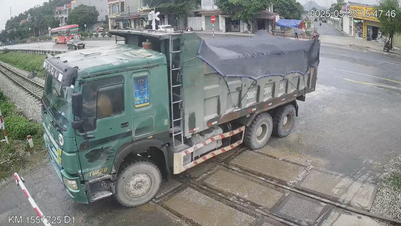Tài xế xe tải đâm gãy gác chắn đường sắt ở Thanh Hóa bị phạt 11 triệu đồng- Ảnh 1. Tài xế xe tải đâm gãy gác chắn đường sắt ở Thanh Hóa bị phạt 11 triệu đồng- Ảnh 1.