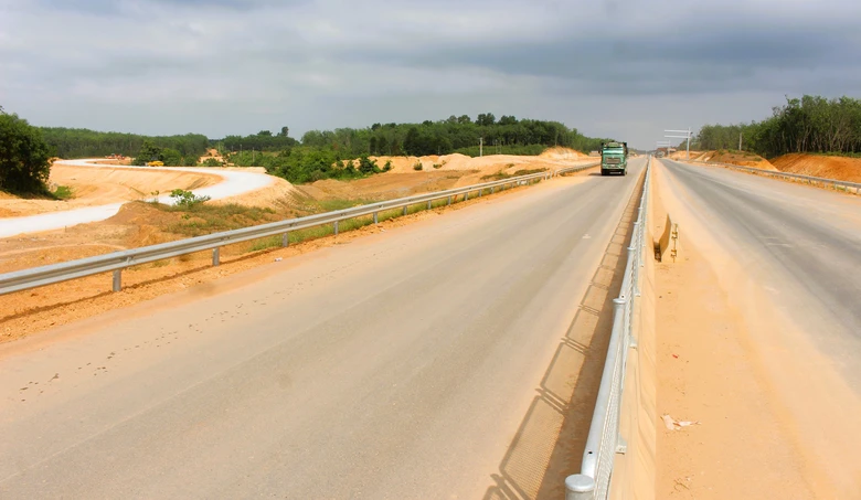 Cận cảnh 3 cầu vượt n&uacute;t giao cao tốc Vạn Ninh - Cam Lộ bứt ph&aacute; tiến độ sau khi c&oacute; mặt bằng- Ảnh 13.