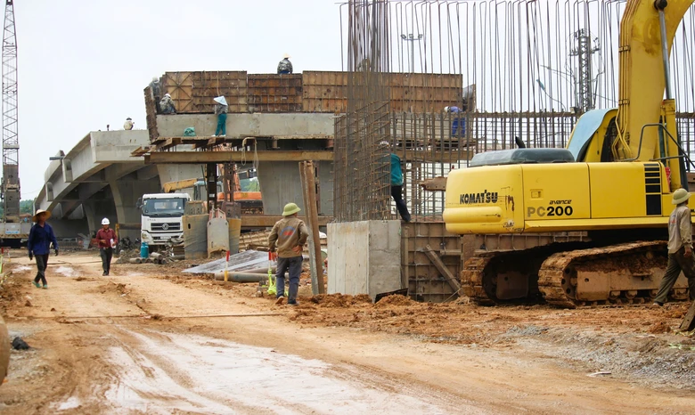 Cận cảnh 3 cầu vượt n&uacute;t giao cao tốc Vạn Ninh - Cam Lộ bứt ph&aacute; tiến độ sau khi c&oacute; mặt bằng- Ảnh 2.