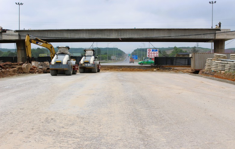 Cận cảnh 3 cầu vượt n&uacute;t giao cao tốc Vạn Ninh - Cam Lộ bứt ph&aacute; tiến độ sau khi c&oacute; mặt bằng- Ảnh 3.
