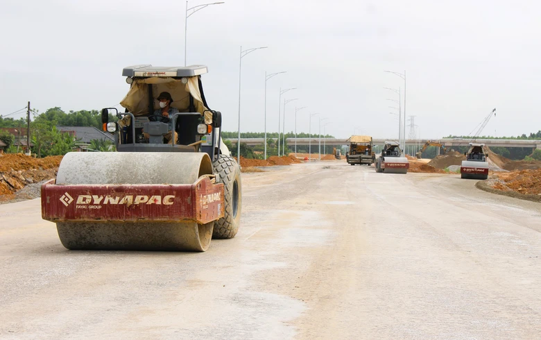 Cận cảnh 3 cầu vượt n&uacute;t giao cao tốc Vạn Ninh - Cam Lộ bứt ph&aacute; tiến độ sau khi c&oacute; mặt bằng- Ảnh 4.