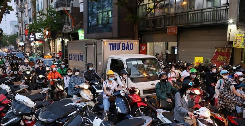 H&agrave; Nội sắp x&eacute;n vỉa h&egrave; đường Nguyễn Ngọc Vũ để giảm &ugrave;n tắc- Ảnh 1.