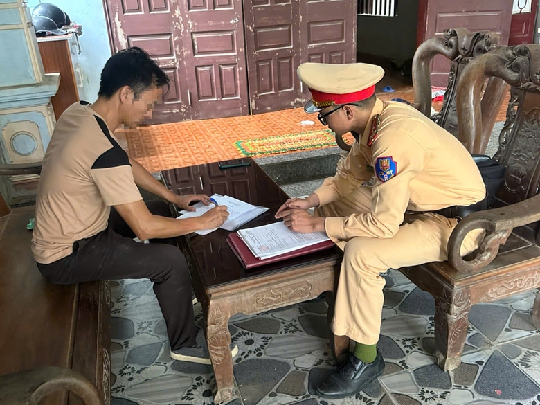 Tài xế xe tải đâm gãy gác chắn đường sắt ở Thanh Hóa bị phạt 11 triệu đồng- Ảnh 2. Tài xế xe tải đâm gãy gác chắn đường sắt ở Thanh Hóa bị phạt 11 triệu đồng- Ảnh 2.