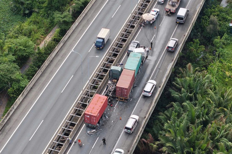 Tai nạn liên hoàn trên cao tốc TP.HCM - Long Thành - Dầu Giây, giao thông ùn ứ nhiều giờ- Ảnh 3. Tai nạn liên hoàn trên cao tốc TP.HCM - Long Thành - Dầu Giây, giao thông ùn ứ nhiều giờ- Ảnh 3.