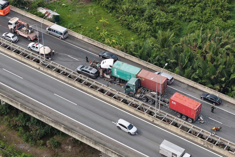Tai nạn liên hoàn trên cao tốc TP.HCM - Long Thành - Dầu Giây, giao thông ùn ứ nhiều giờ- Ảnh 5. Tai nạn liên hoàn trên cao tốc TP.HCM - Long Thành - Dầu Giây, giao thông ùn ứ nhiều giờ- Ảnh 5.