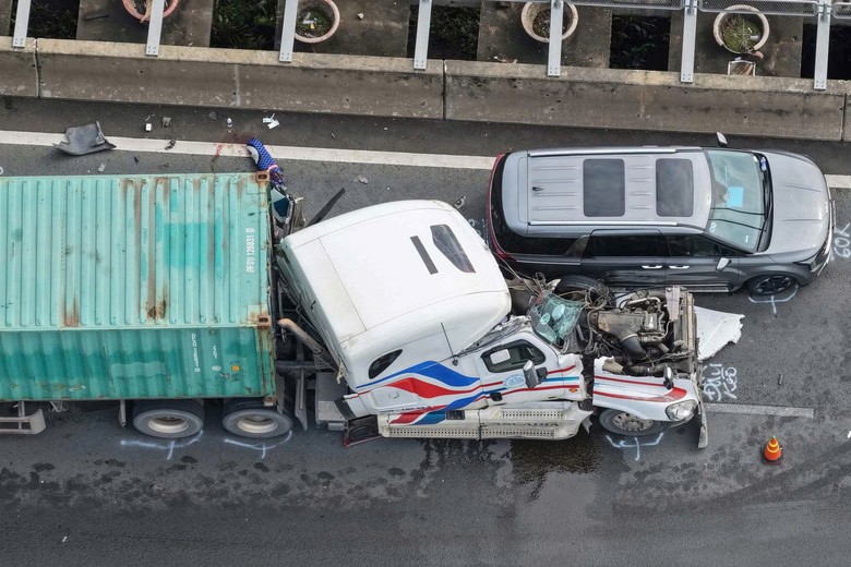Tai nạn liên hoàn trên cao tốc TP.HCM - Long Thành - Dầu Giây, giao thông ùn ứ nhiều giờ- Ảnh 4. Tai nạn liên hoàn trên cao tốc TP.HCM - Long Thành - Dầu Giây, giao thông ùn ứ nhiều giờ- Ảnh 4.