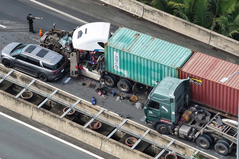 Tai nạn liên hoàn trên cao tốc TP.HCM - Long Thành - Dầu Giây, giao thông ùn ứ nhiều giờ- Ảnh 1. Tai nạn liên hoàn trên cao tốc TP.HCM - Long Thành - Dầu Giây, giao thông ùn ứ nhiều giờ- Ảnh 1.