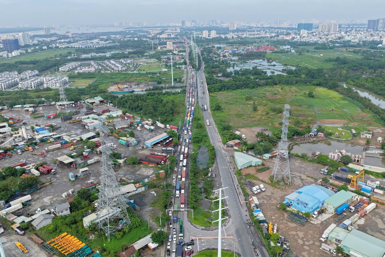 Tai nạn liên hoàn trên cao tốc TP.HCM - Long Thành - Dầu Giây, giao thông ùn ứ nhiều giờ- Ảnh 7. Tai nạn liên hoàn trên cao tốc TP.HCM - Long Thành - Dầu Giây, giao thông ùn ứ nhiều giờ- Ảnh 7.