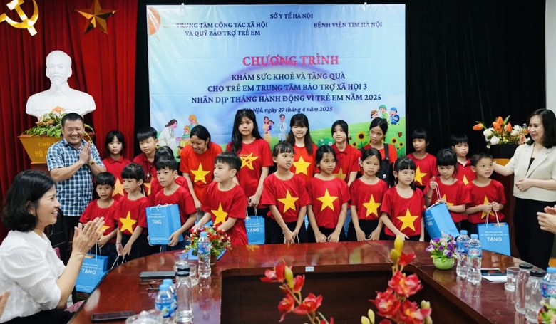 Ấm &aacute;p những v&ograve;ng tay nh&acirc;n &aacute;i chở che trẻ ngh&egrave;o, mồ c&ocirc;i- Ảnh 2.