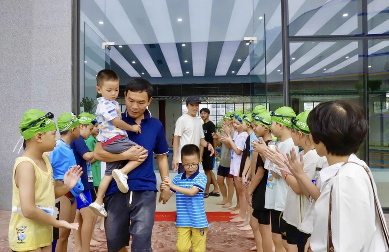 Ấm &aacute;p những v&ograve;ng tay nh&acirc;n &aacute;i chở che trẻ ngh&egrave;o, mồ c&ocirc;i- Ảnh 5.