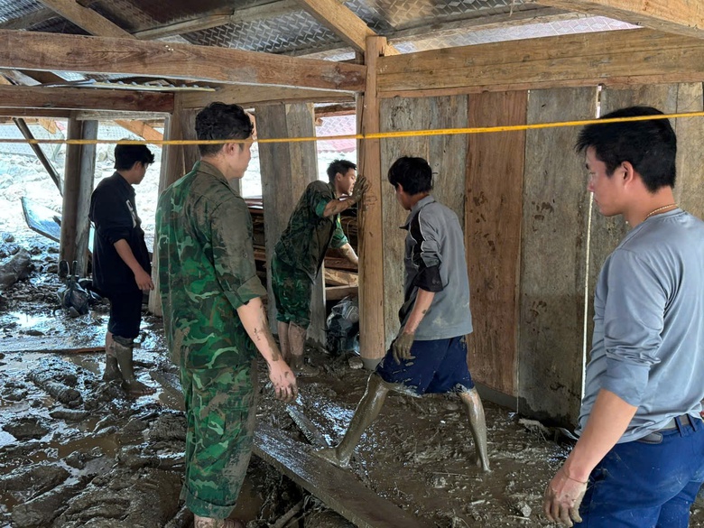 Lũ ống, sạt lở trong đ&ecirc;m, d&acirc;n nhiều x&atilde; v&ugrave;ng bi&ecirc;n Nghệ An sơ t&aacute;n khẩn- Ảnh 1.