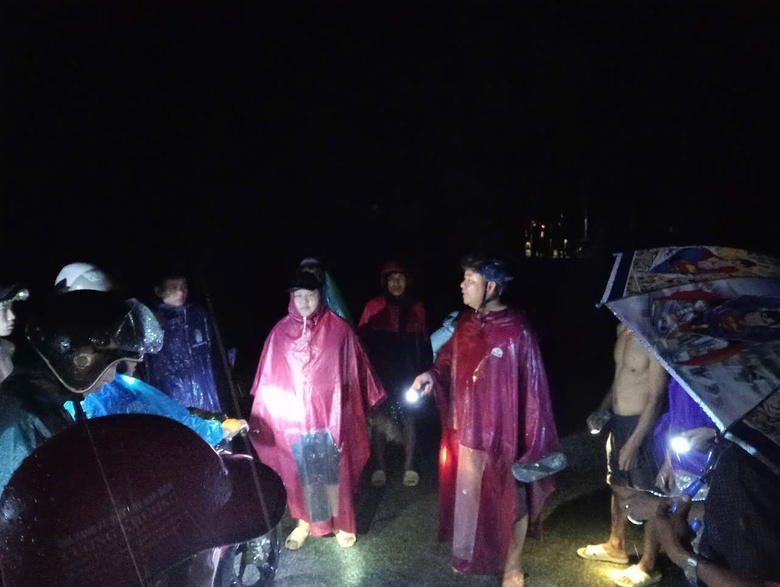 Lũ ống, sạt lở trong đ&ecirc;m, d&acirc;n nhiều x&atilde; v&ugrave;ng bi&ecirc;n Nghệ An sơ t&aacute;n khẩn- Ảnh 2.