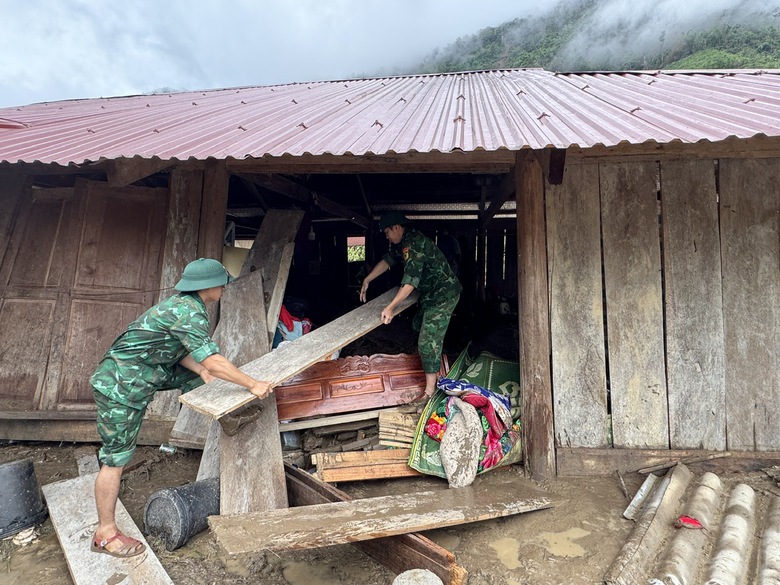 Lũ ống, sạt lở trong đ&ecirc;m, d&acirc;n nhiều x&atilde; v&ugrave;ng bi&ecirc;n Nghệ An sơ t&aacute;n khẩn- Ảnh 3.