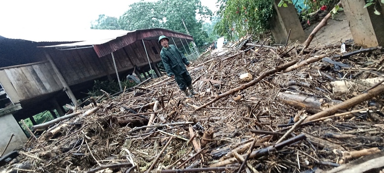 Lũ ống, sạt lở trong đ&ecirc;m, d&acirc;n nhiều x&atilde; v&ugrave;ng bi&ecirc;n Nghệ An sơ t&aacute;n khẩn- Ảnh 4.