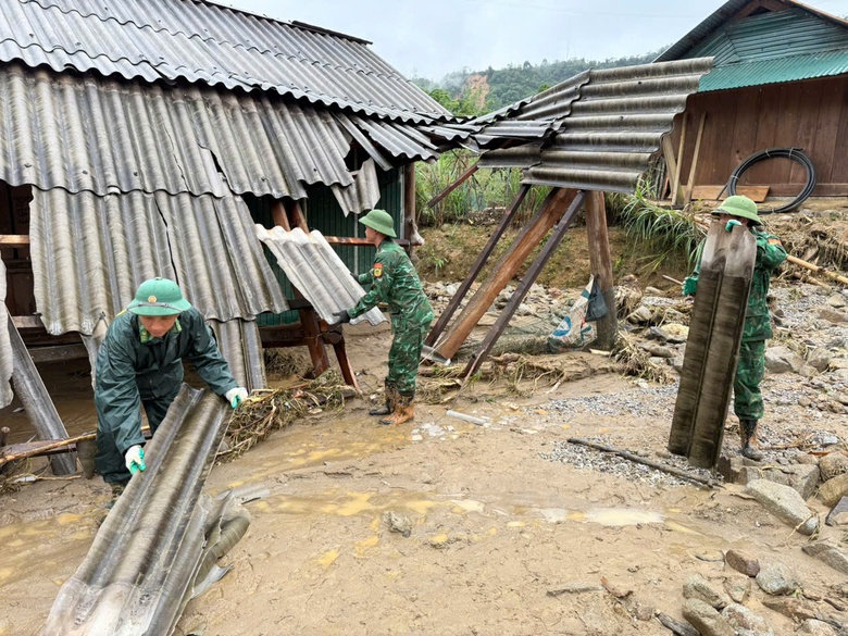 Lũ ống, sạt lở trong đ&ecirc;m, d&acirc;n nhiều x&atilde; v&ugrave;ng bi&ecirc;n Nghệ An sơ t&aacute;n khẩn- Ảnh 5.