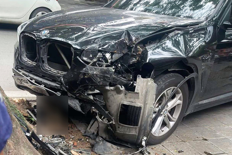 H&agrave; Nội: &Ocirc; t&ocirc; va chạm xe m&aacute;y tr&ecirc;n phố, nữ sinh bị đứt l&igrave;a một ch&acirc;n- Ảnh 1.