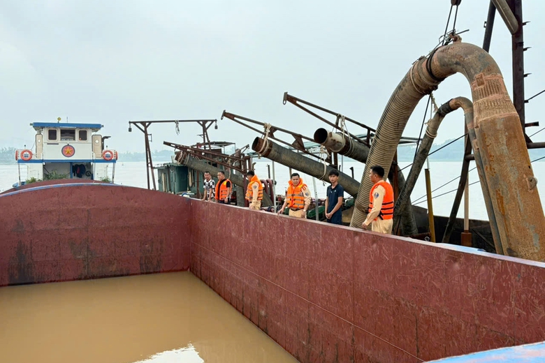 H&agrave;ng chục cảnh s&aacute;t truy bắt 2 t&agrave;u "c&aacute;t tặc" tr&ecirc;n s&ocirc;ng Hồng l&uacute;c rạng s&aacute;ng- Ảnh 1.