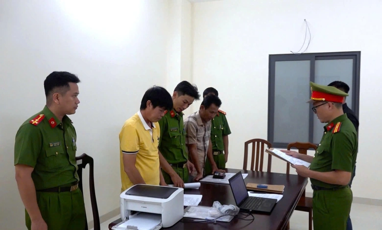 Hai huấn luyện vi&ecirc;n b&oacute;ng đ&aacute; ở Kh&aacute;nh H&ograve;a bị bắt v&igrave; "ăn chặn" tiền của cầu thủ trẻ- Ảnh 1.