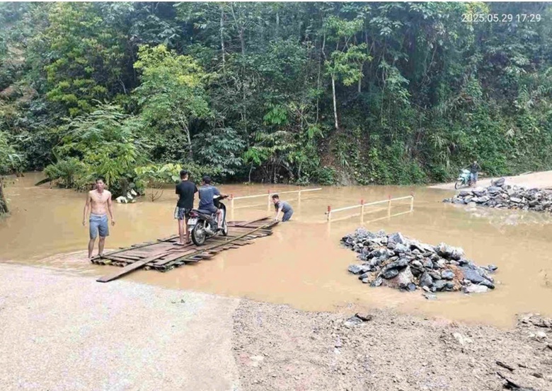 Xử nghi&ecirc;m vụ người d&acirc;n bị thu tiền khi đi qua đoạn đường ngập ở Cao Bằng- Ảnh 1.