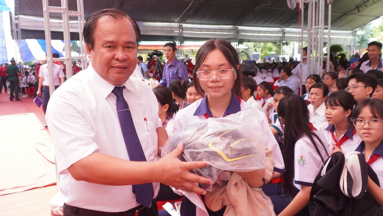 S&ocirc;i nổi hoạt động tuy&ecirc;n truyền ATGT học đường lần thứ III tại C&agrave; Mau- Ảnh 2.