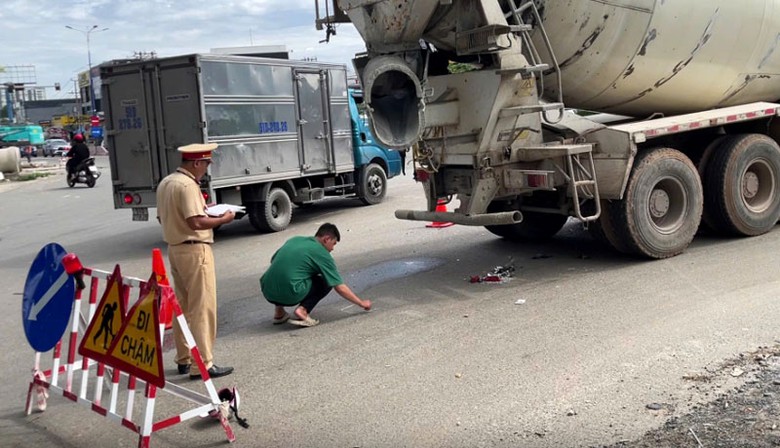 Lực lượng chức năng xử lý hiện trường vụ tai nạn. Lực lượng chức năng xử lý hiện trường vụ tai nạn.