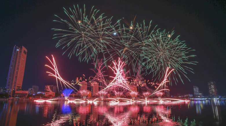 Khai mạc ph&aacute;o hoa quốc tế Đ&agrave; Nẵng 2025: M&agrave;n so t&agrave;i kịch t&iacute;nh giữa đội chủ nh&agrave; v&agrave; Phần Lan- Ảnh 1.