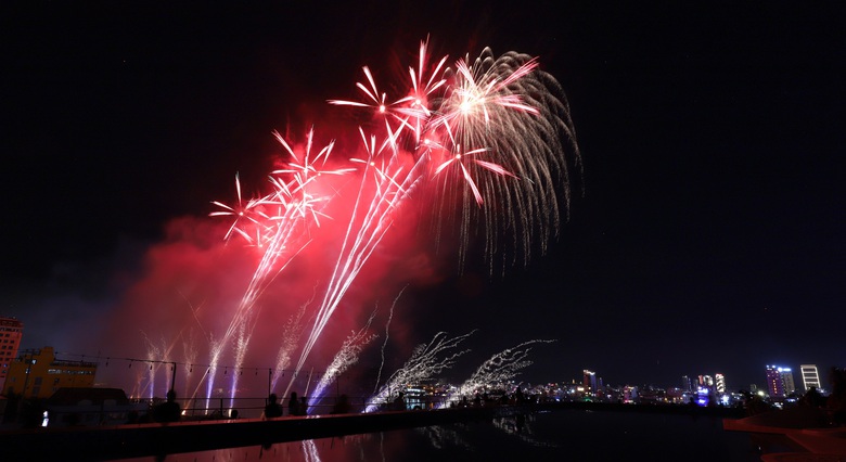 Khai mạc ph&aacute;o hoa quốc tế Đ&agrave; Nẵng 2025: M&agrave;n so t&agrave;i kịch t&iacute;nh giữa đội chủ nh&agrave; v&agrave; Phần Lan- Ảnh 3.