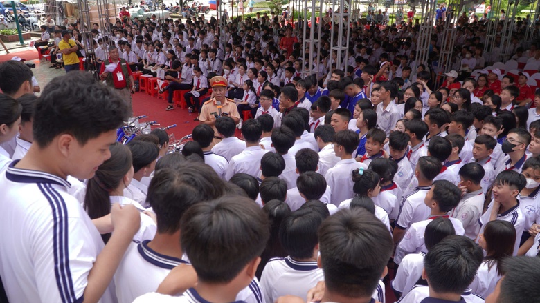 S&ocirc;i nổi hoạt động tuy&ecirc;n truyền ATGT học đường lần thứ III tại C&agrave; Mau- Ảnh 3.