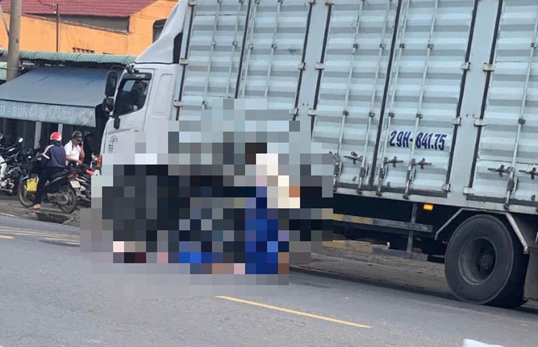 Hiện trường vụ tai nạn khiến người đàn ông tử vong tại chỗ. Hiện trường vụ tai nạn khiến người đàn ông tử vong tại chỗ.