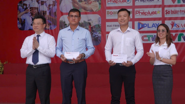 S&ocirc;i nổi hoạt động tuy&ecirc;n truyền ATGT học đường lần thứ III tại C&agrave; Mau- Ảnh 1.