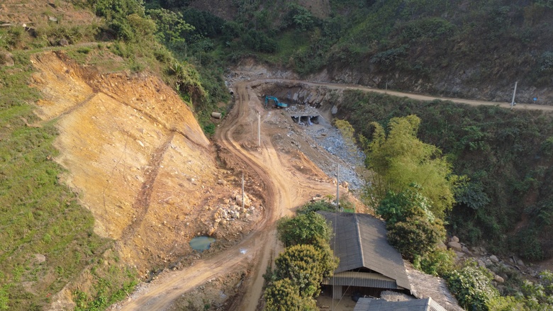 "Ăn núi, ngủ rừng" mở đường nơi đại ngàn Tây Bắc- Ảnh 5. "Ăn núi, ngủ rừng" mở đường nơi đại ngàn Tây Bắc- Ảnh 5.