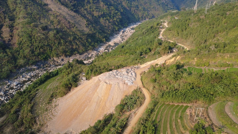 "Ăn núi, ngủ rừng" mở đường nơi đại ngàn Tây Bắc- Ảnh 6. "Ăn núi, ngủ rừng" mở đường nơi đại ngàn Tây Bắc- Ảnh 6.