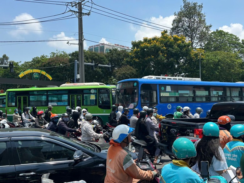 TP.HCM: H&agrave;ng chục đ&egrave;n t&iacute;n hiệu kh&ocirc;ng hoạt động, giao th&ocirc;ng thường xuy&ecirc;n &ugrave;n tắc- Ảnh 6.