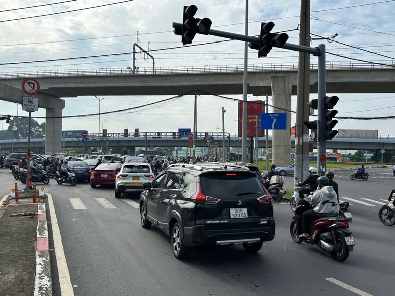 TP.HCM: H&agrave;ng chục đ&egrave;n t&iacute;n hiệu kh&ocirc;ng hoạt động, giao th&ocirc;ng thường xuy&ecirc;n &ugrave;n tắc- Ảnh 1.