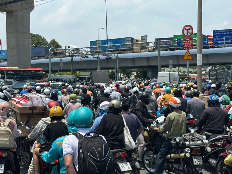 TP.HCM: H&agrave;ng chục đ&egrave;n t&iacute;n hiệu kh&ocirc;ng hoạt động, giao th&ocirc;ng thường xuy&ecirc;n &ugrave;n tắc- Ảnh 2.
