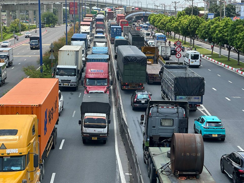 TP.HCM: H&agrave;ng chục đ&egrave;n t&iacute;n hiệu kh&ocirc;ng hoạt động, giao th&ocirc;ng thường xuy&ecirc;n &ugrave;n tắc- Ảnh 7.