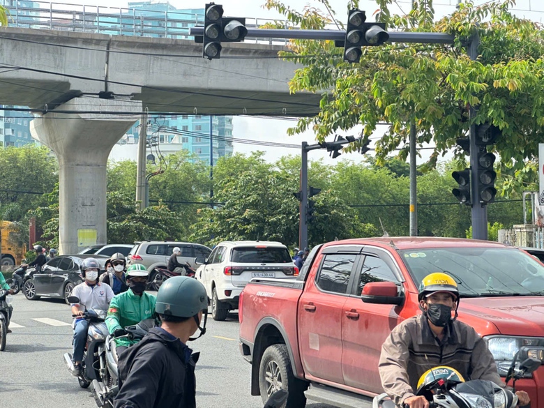 TP.HCM: H&agrave;ng chục đ&egrave;n t&iacute;n hiệu kh&ocirc;ng hoạt động, giao th&ocirc;ng thường xuy&ecirc;n &ugrave;n tắc- Ảnh 11.