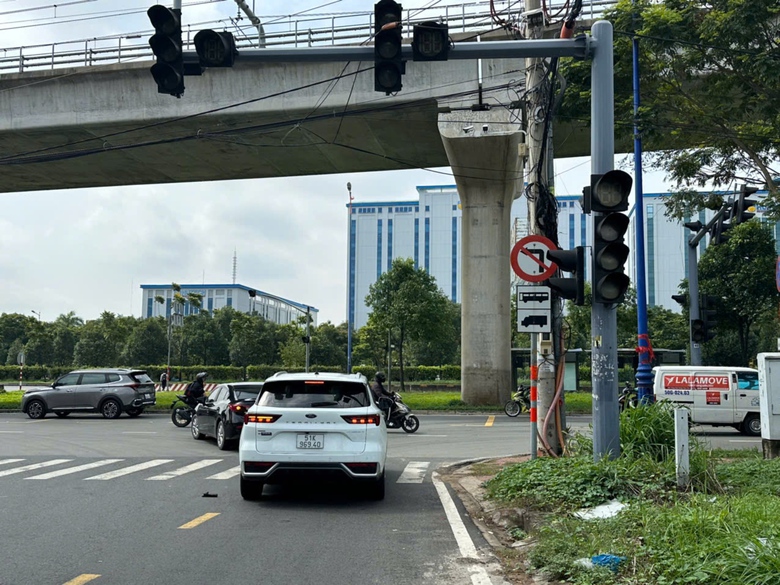 TP.HCM: H&agrave;ng chục đ&egrave;n t&iacute;n hiệu kh&ocirc;ng hoạt động, giao th&ocirc;ng thường xuy&ecirc;n &ugrave;n tắc- Ảnh 12.