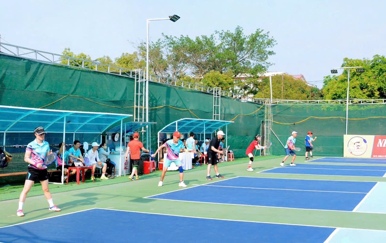 Tr&agrave;o lưu bỏ tennis chơi pickleball- Ảnh 2.