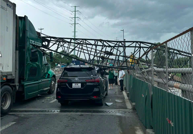 TP.HCM: Cần cẩu c&ocirc;ng tr&igrave;nh bất ngờ đổ, đ&egrave; tr&uacute;ng &ocirc; t&ocirc; tr&ecirc;n cầu vượt Mỹ Thủy- Ảnh 1.