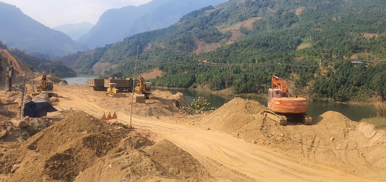 "Ăn núi, ngủ rừng" mở đường nơi đại ngàn Tây Bắc- Ảnh 3. "Ăn núi, ngủ rừng" mở đường nơi đại ngàn Tây Bắc- Ảnh 3.