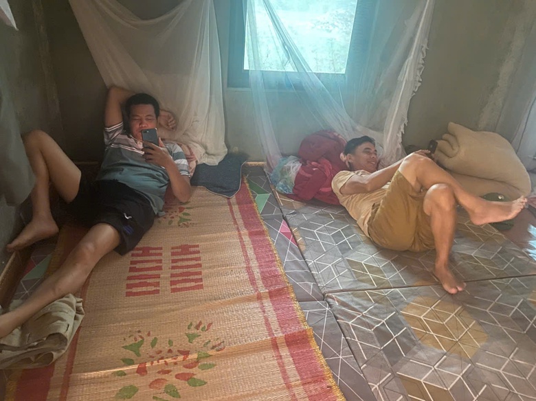 "Ăn núi, ngủ rừng" mở đường nơi đại ngàn Tây Bắc- Ảnh 2. "Ăn núi, ngủ rừng" mở đường nơi đại ngàn Tây Bắc- Ảnh 2.