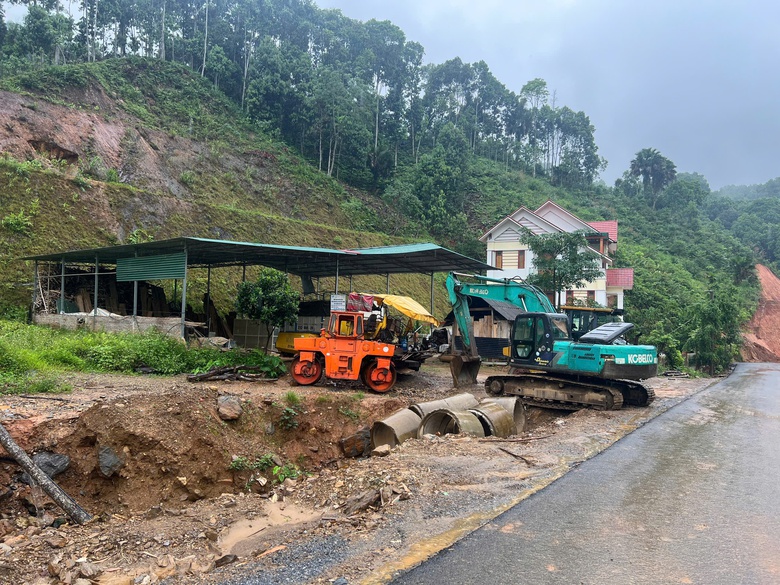 "Ăn núi, ngủ rừng" mở đường nơi đại ngàn Tây Bắc- Ảnh 4. "Ăn núi, ngủ rừng" mở đường nơi đại ngàn Tây Bắc- Ảnh 4.