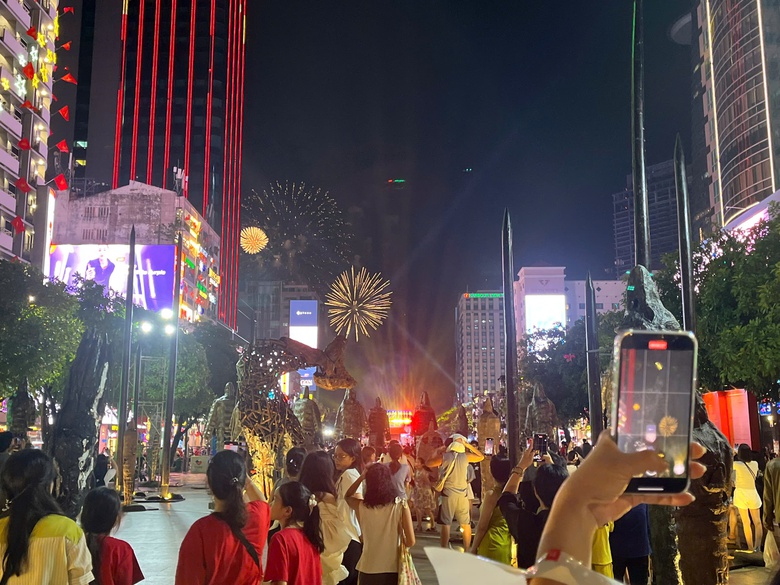 Du khách đến TP.HCM tăng "khủng" dịp lễ 30/4, 5 ngày thu hơn 7.100 tỷ đồng- Ảnh 2. Du khách đến TP.HCM tăng "khủng" dịp lễ 30/4, 5 ngày thu hơn 7.100 tỷ đồng- Ảnh 2.