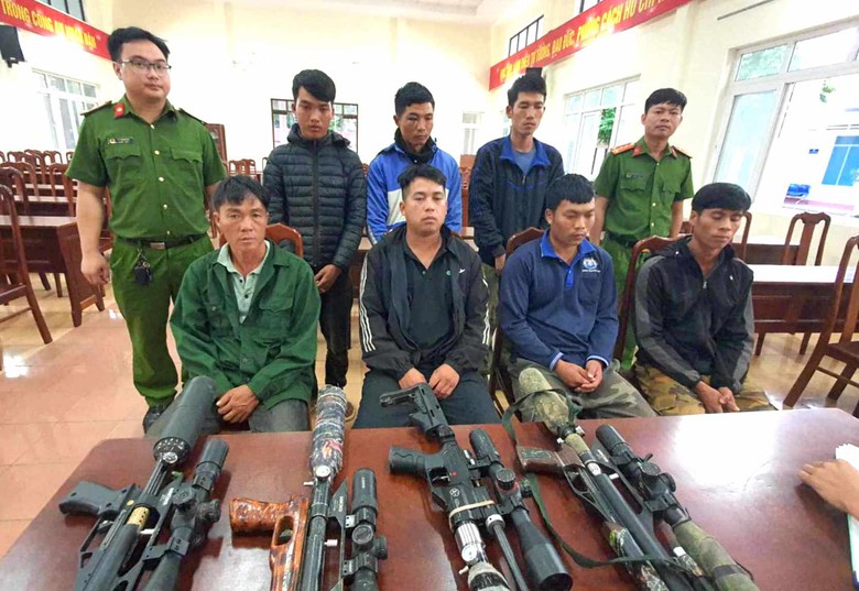Danh t&iacute;nh 7 đối tượng mang s&uacute;ng v&agrave;o rừng săn bắn vừa bị bắt ở Đắk Lắk- Ảnh 1.