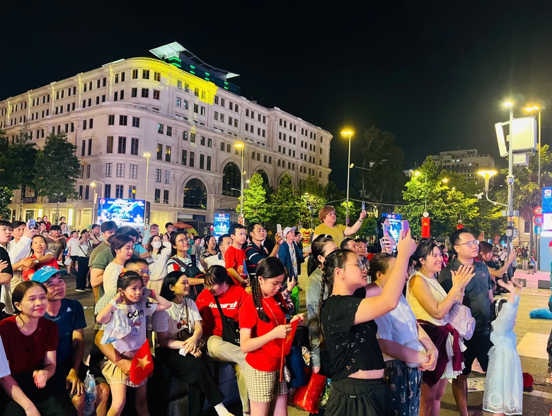 Du khách đến TP.HCM tăng "khủng" dịp lễ 30/4, 5 ngày thu hơn 7.100 tỷ đồng- Ảnh 3. Du khách đến TP.HCM tăng "khủng" dịp lễ 30/4, 5 ngày thu hơn 7.100 tỷ đồng- Ảnh 3.