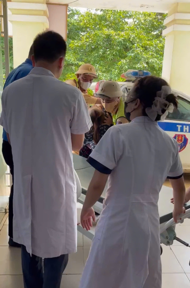 CSGT d&ugrave;ng xe tuần tra đưa người phụ nữ ngất lịm đến bệnh viện cấp cứu- Ảnh 1.