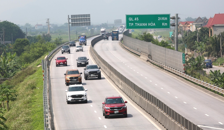 Cao tốc, quốc lộ qua Thanh Hóa đông đúc ngày cuối kỳ nghỉ lễ- Ảnh 2. Cao tốc, quốc lộ qua Thanh Hóa đông đúc ngày cuối kỳ nghỉ lễ- Ảnh 2.